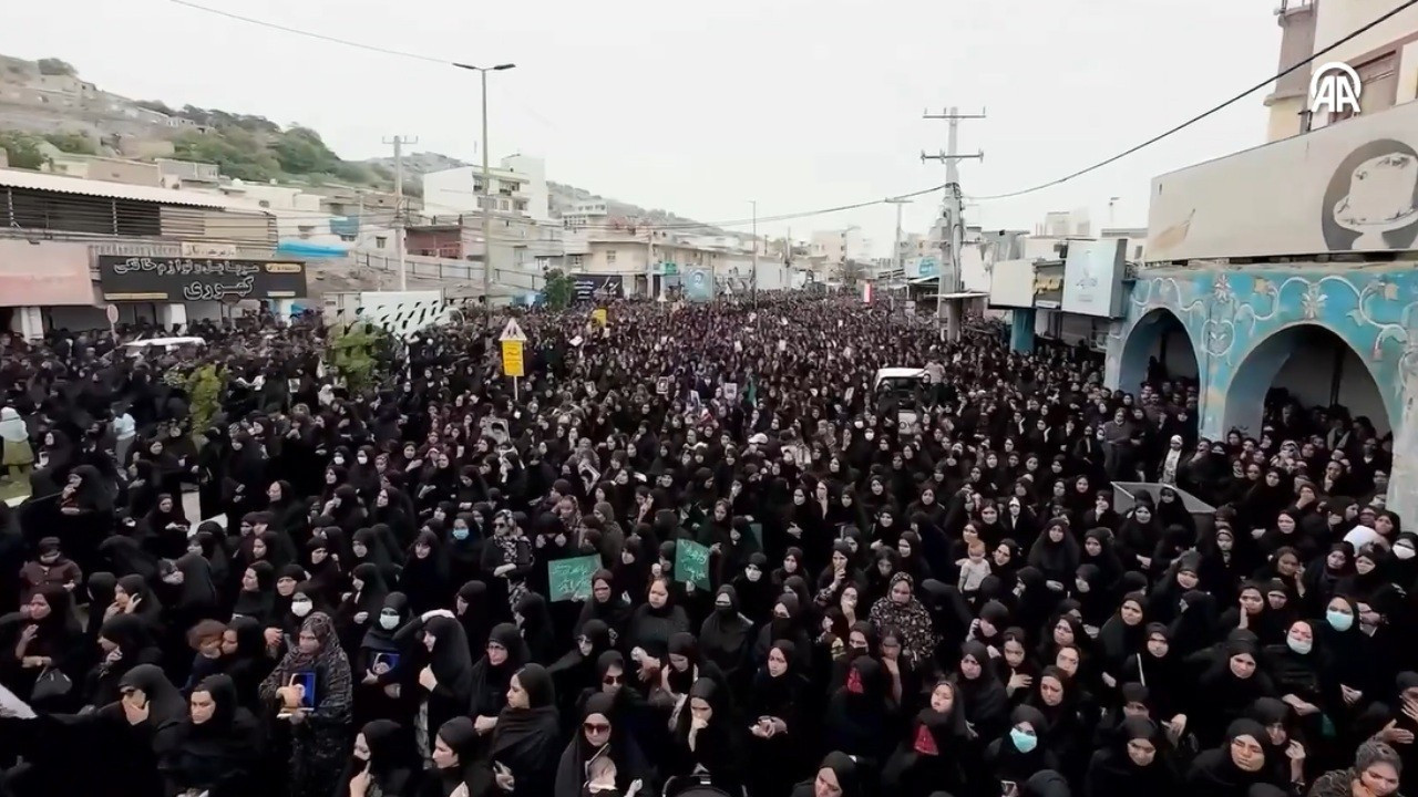 İran’da saldırının acı bilançosu: Hayatını kaybeden çocuklar son yolculuğuna uğurlandı