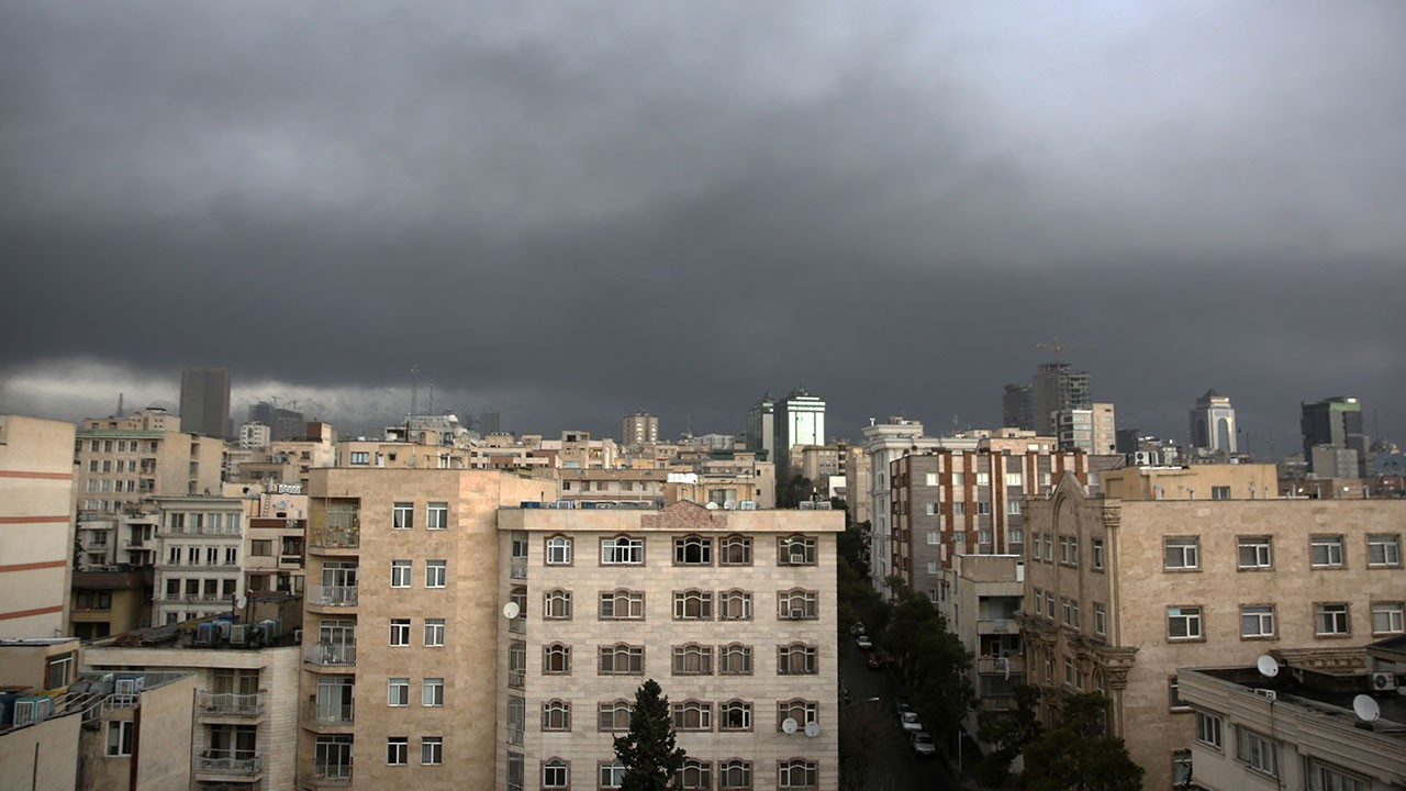 Petrol depolarının vurulmasının ardından Tahran’ın gökyüzünü siyah bulutlar kapladı