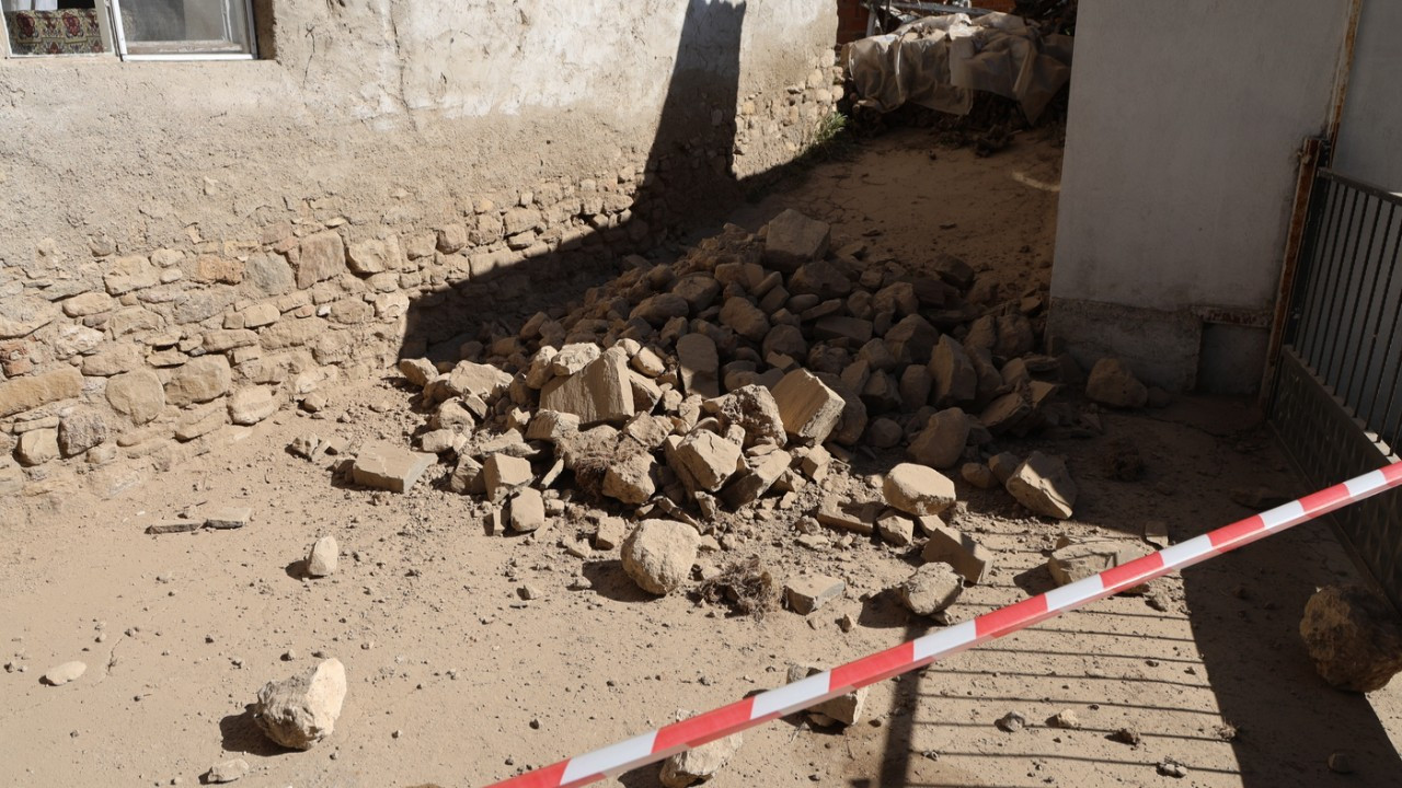 Denizli'deki depremde cami, ev ve marketlerde hasar oluştu