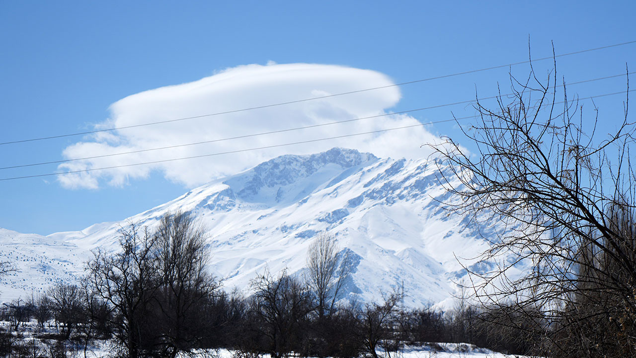 Munzur Dağı’nda kartpostallık manzara: Zirvede mercek bulutu