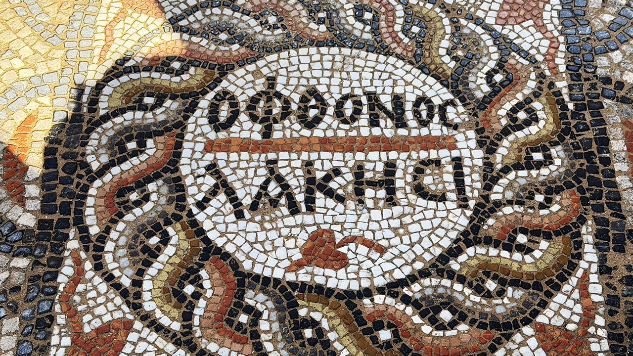 Syedra Antik Kenti’nde 1500 yıllık ‘kıskanan çatlasın’ mozaiği bulundu