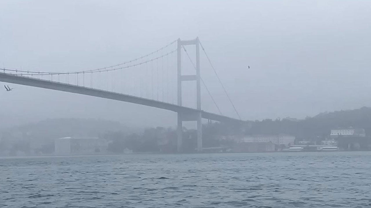İstanbul Boğazı’nda sis alarmı: Gemi trafiği çift yönlü askıya alındı, vapur seferleri iptal edildi