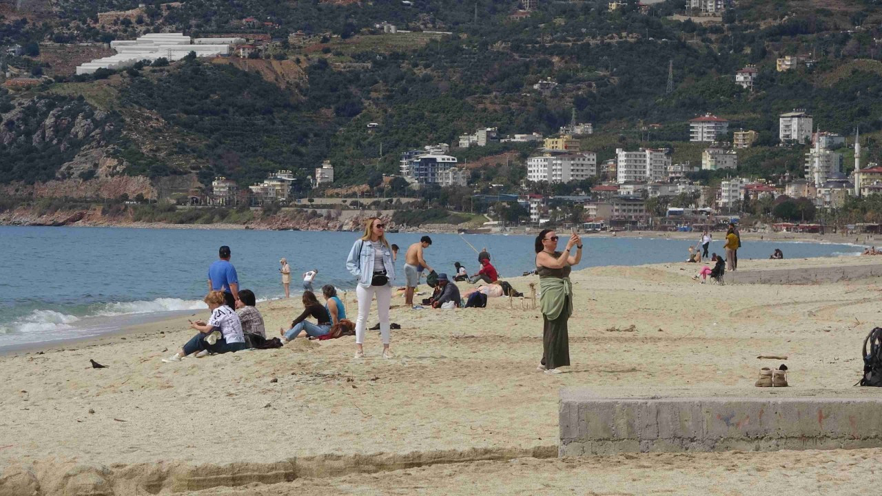 Sıcaklık 20 dereceye ulaştı: Tatilciler soluğu sahilde aldı