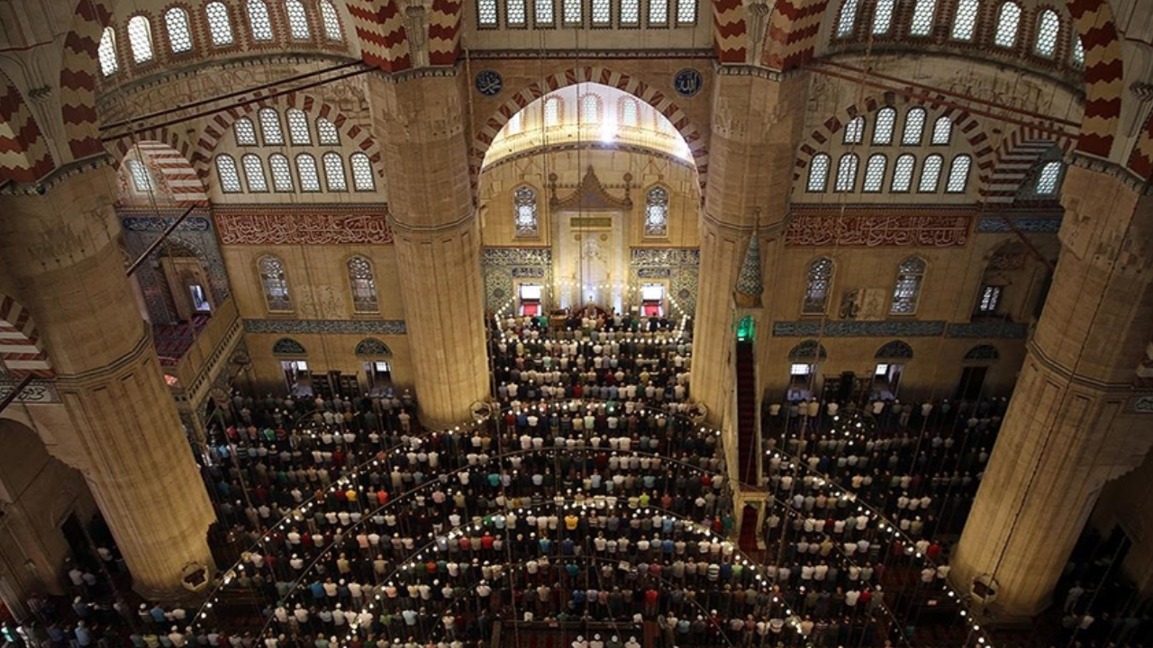 İzmir'de bayram namazı saat kaçta kılınacak? Bayram namazı saati...