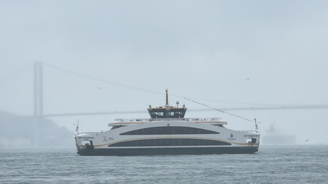 İstanbul'da sis etkili: Boğaz ve köprüler gözden kayboldu