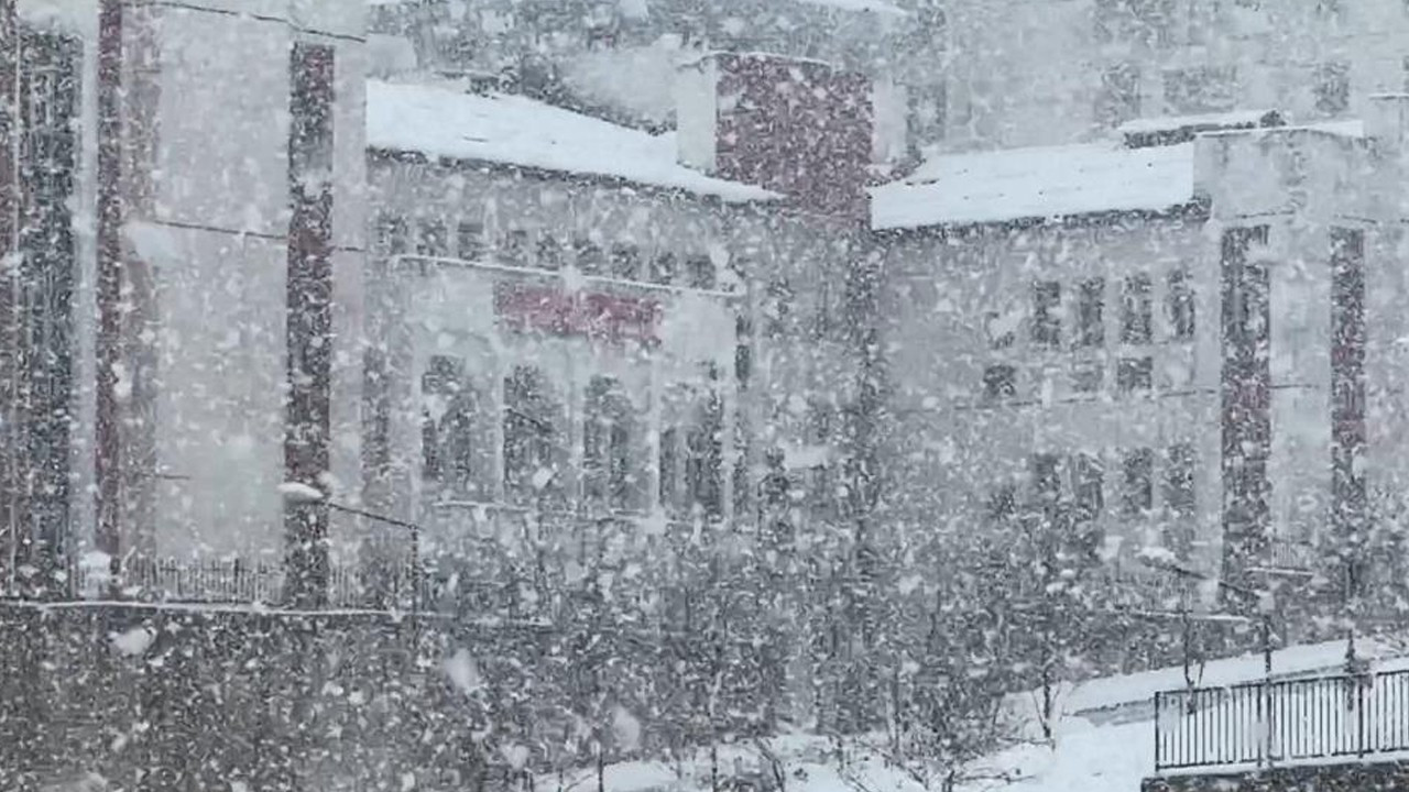 Hakkari merkez ve Yüksekova'da eğitime kar engeli