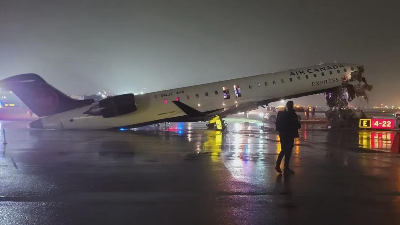 New York’ta pistte kaza: Uçak itfaiye aracıyla çarpıştı, çok sayıda ölü ve yaralı var