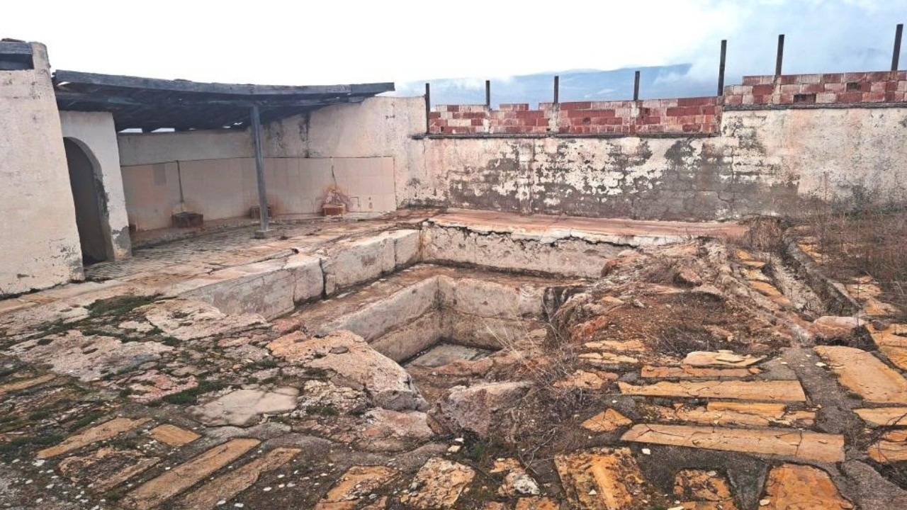 Roma’dan kalan şifa hamamı yok oluyor: Tarihi yapı kaderine terk edildi