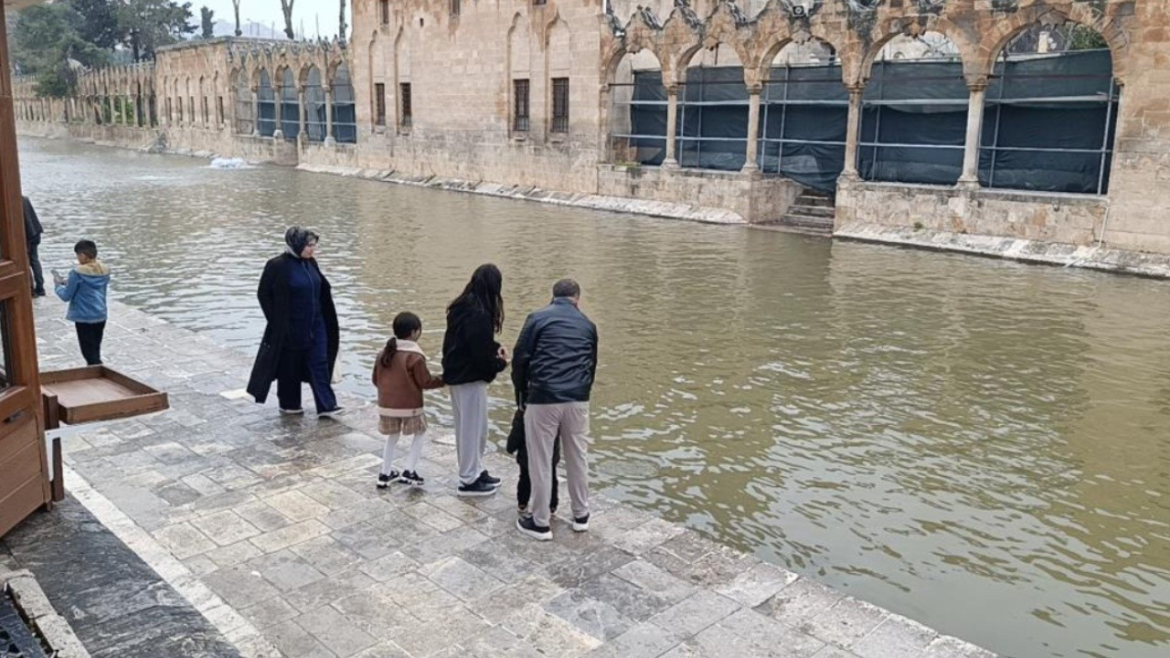 Sağanak sonrası çamura dönen Balıklıgöl temizlendi