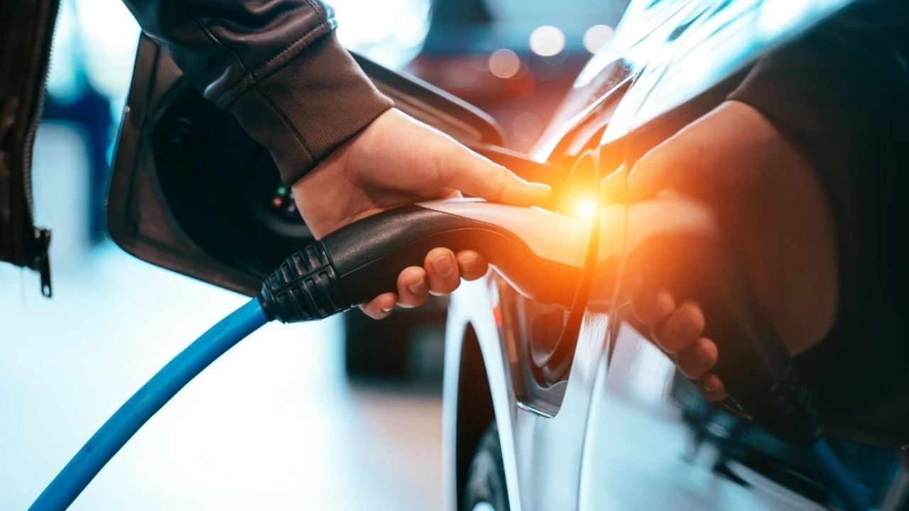 Akaryakıt zamları tercihleri değiştirdi: Elektrikli otomobillere yönelim hızlandı