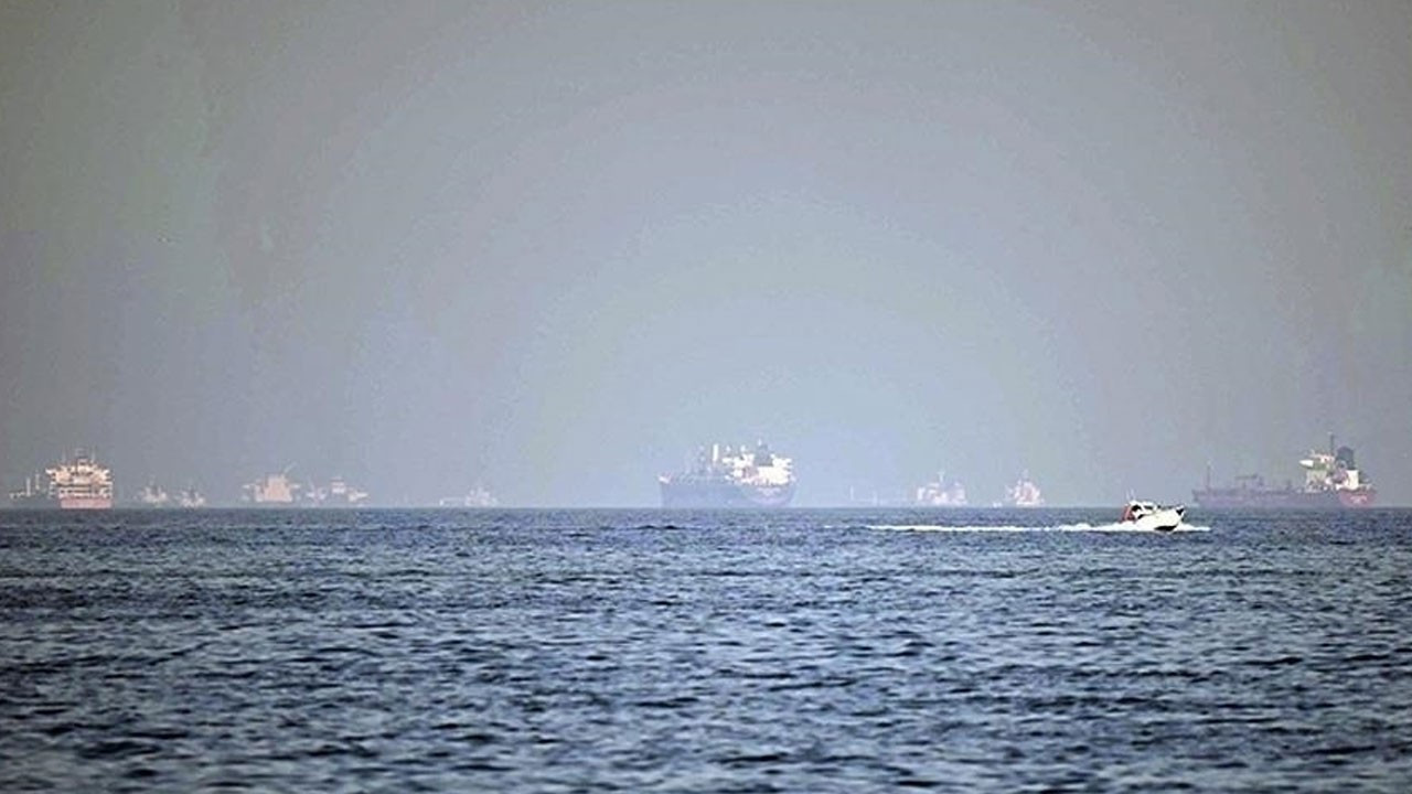 Hürmüz Boğazı'nda 1900 gemi mahsur kaldı