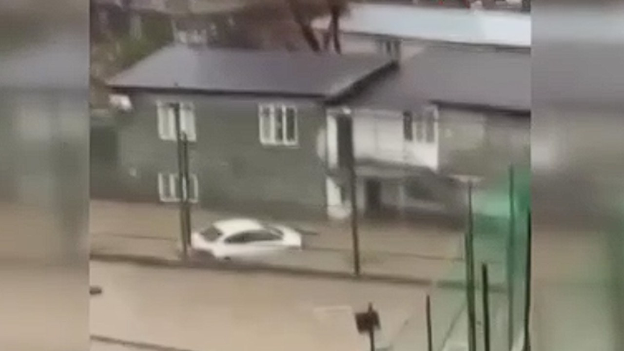 Dağıstan'da sel felaketi: Onlarca evi su bastı, araçlar sürüklendi