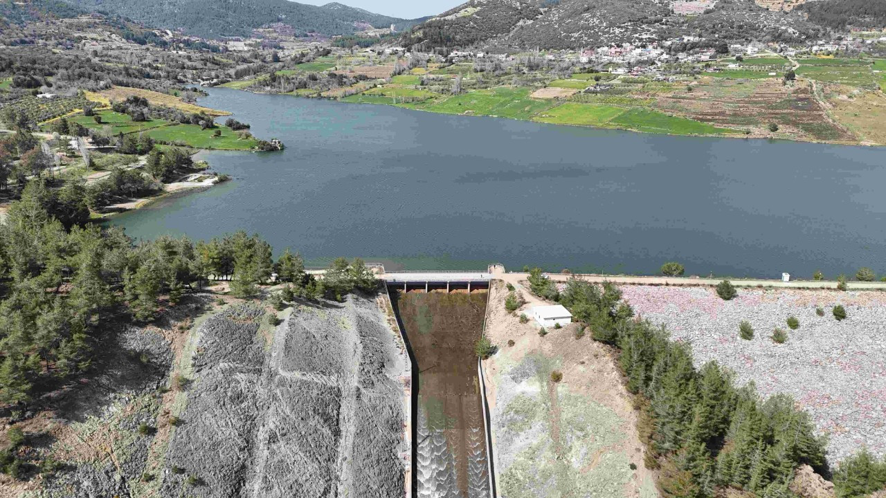 Tamamen kuruyan barajda su seviyesi 3 ayda yüzde 100'e ulaştı