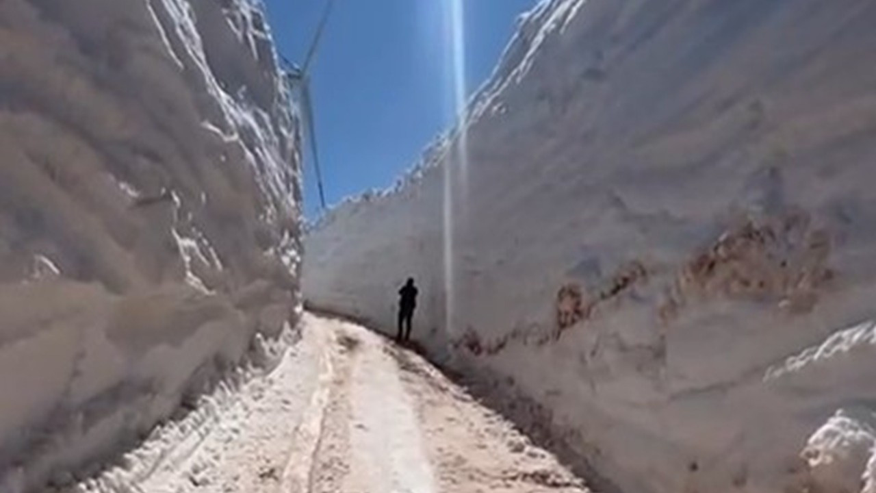 Metrelerce kar yağdı: Yayla yolu adeta buz tüneli oldu