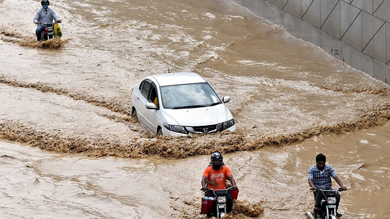 Pakistan’ı sel vurdu: 40 kişi öldü, 15 kişi minibüste mahsur kaldı