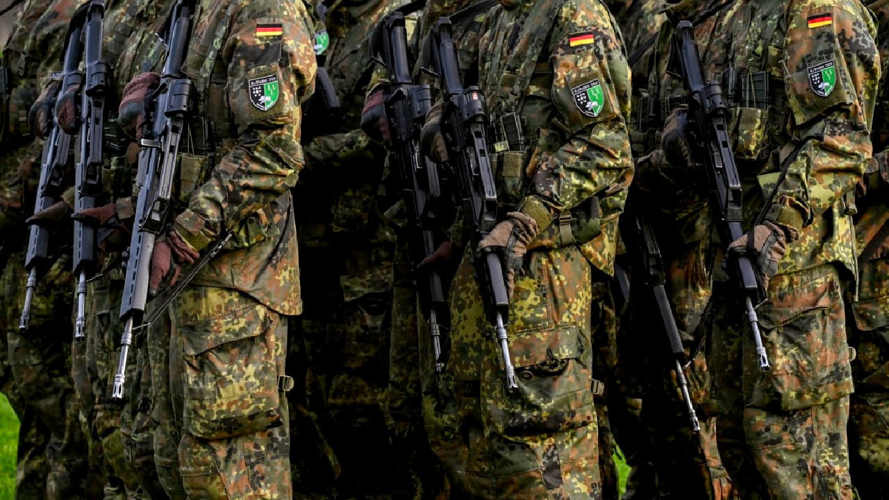 Askerlik çağındaki erkekler ülke dışına çıkmadan önce izin almak zorunda