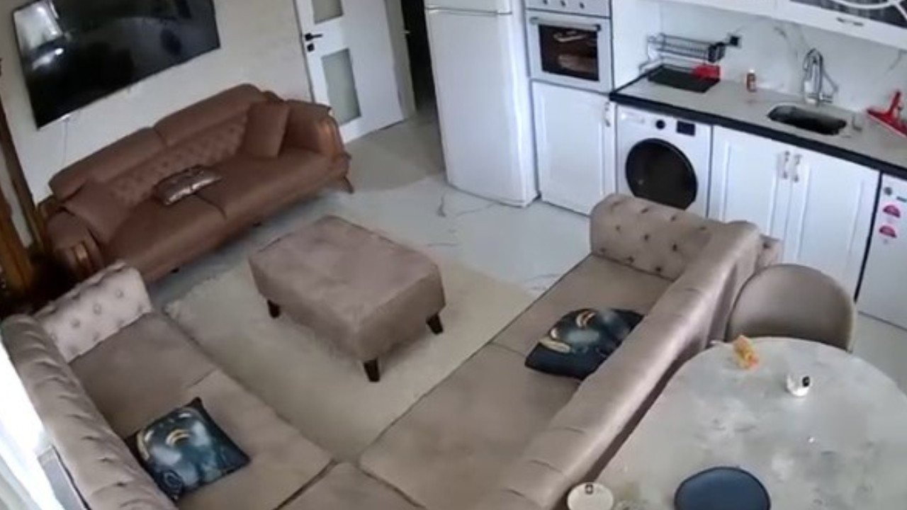 Van’daki 5.2’lik deprem anı kamerada: Eşyalar beşik gibi sallandı