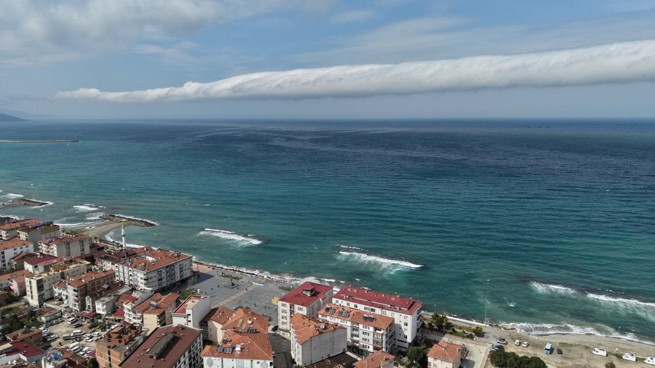 Karadeniz'de nadir doğa olayı: Rulo bulut görüldü