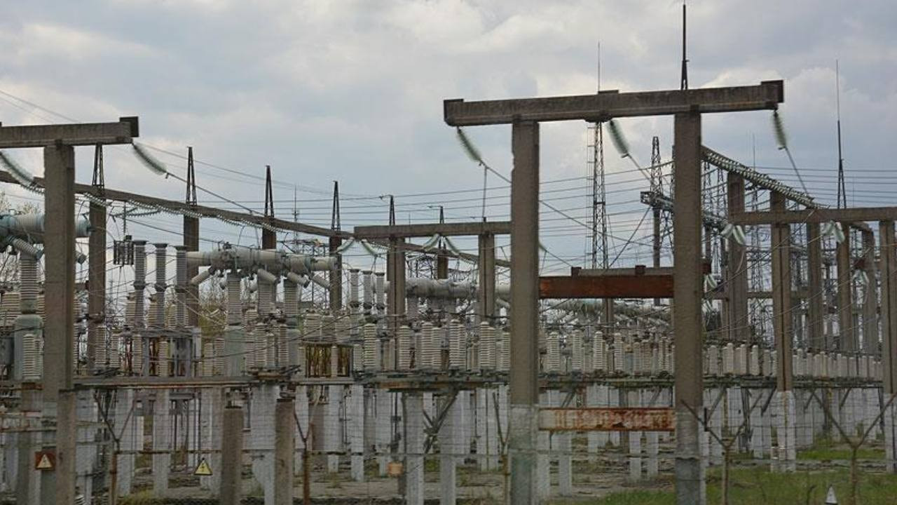 İran'da, elektrik santralleri çevresinde "insan zinciri" etkinliği