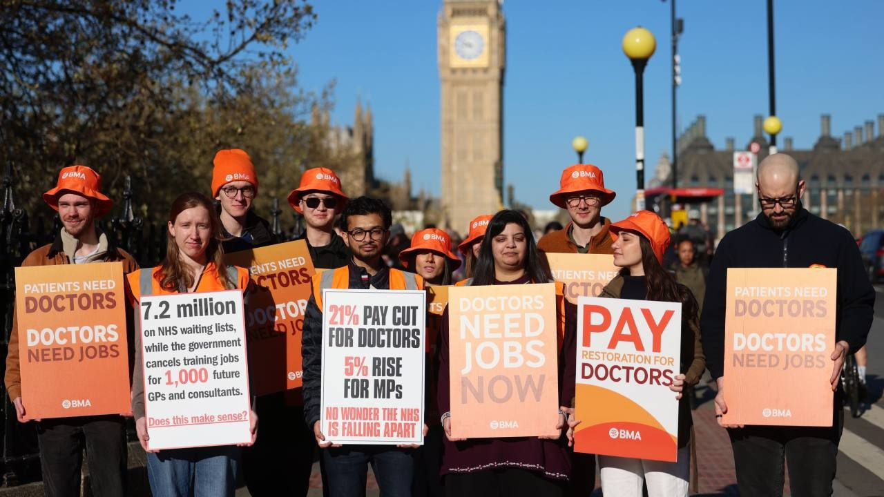 İngiltere'de doktorlardan 6 günlük iş bırakma eylemi
