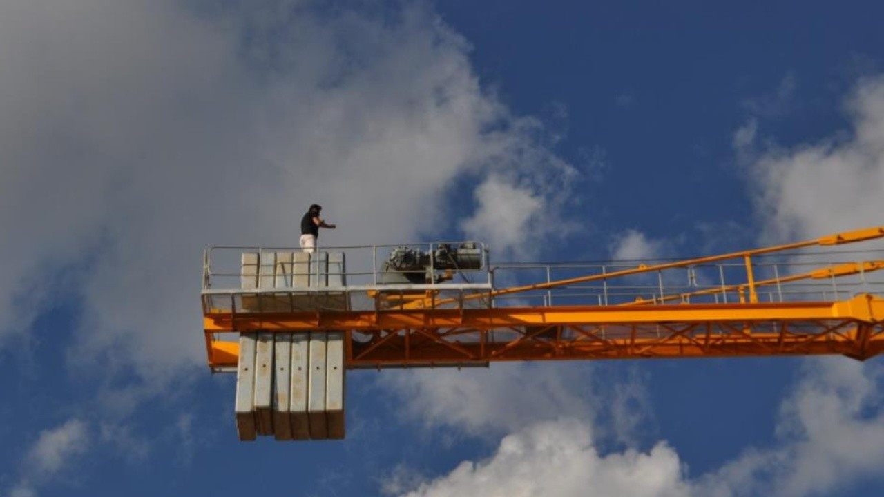 Maaşını alamadığını öne süren vinç operatörü intihara kalkıştı: Hesabına para yatınca aşağı indi