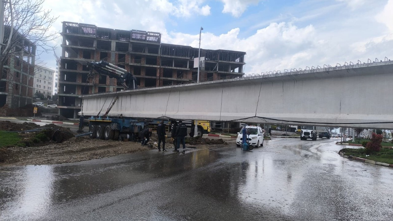 50 metrelik kiriş kavşakta takıldı, trafik durdu