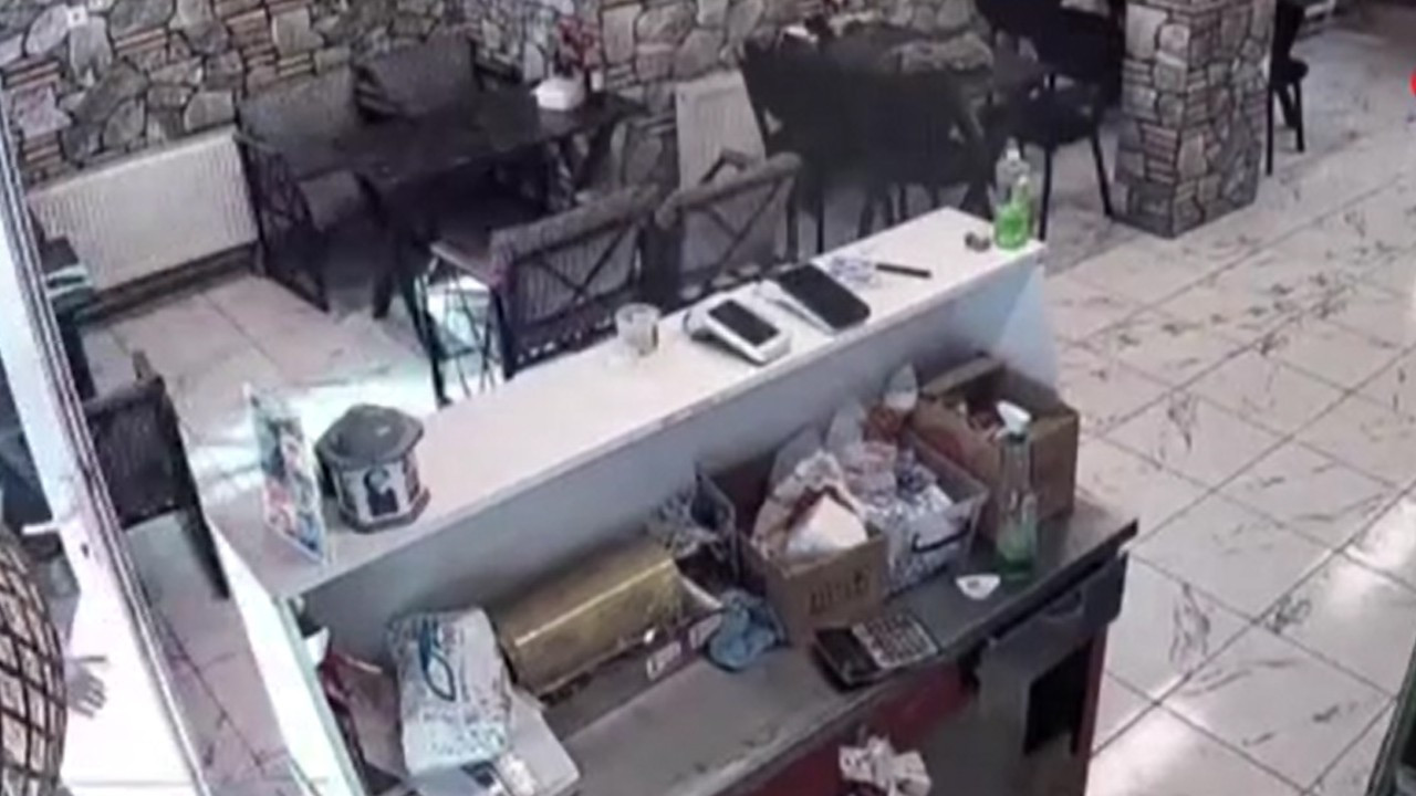 Kütahya'da 4,8 büyüklüğündeki deprem anı kamerada