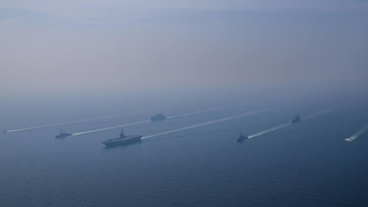 ABD donanmasına ait gemiler Hürmüz'den geçti, İran resti çekti: Vururuz