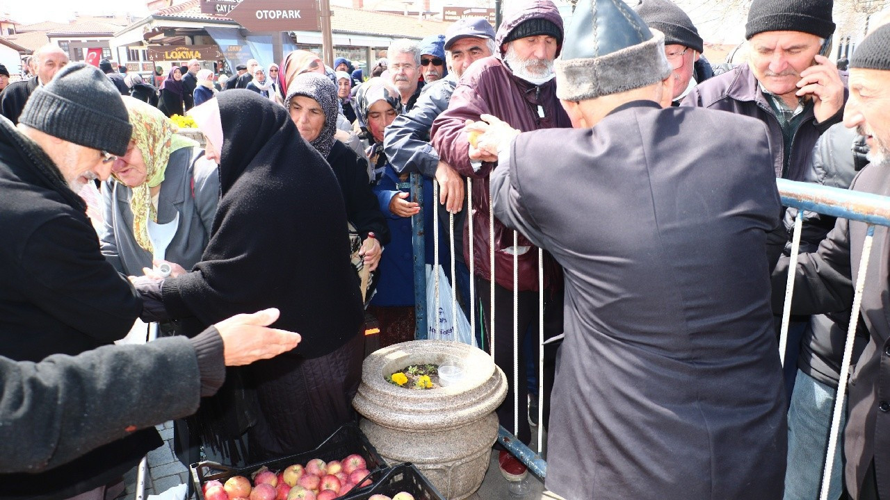 Şehitler için elma dağıttı, izdiham yaşandı