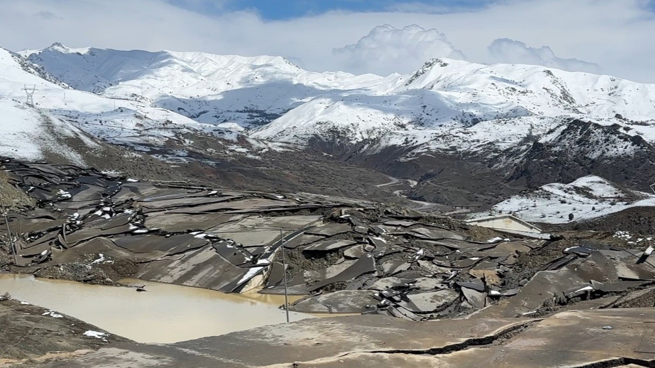 2 milyon metreküp toprak kaydı: Yol yarıldı, tesis çöktü