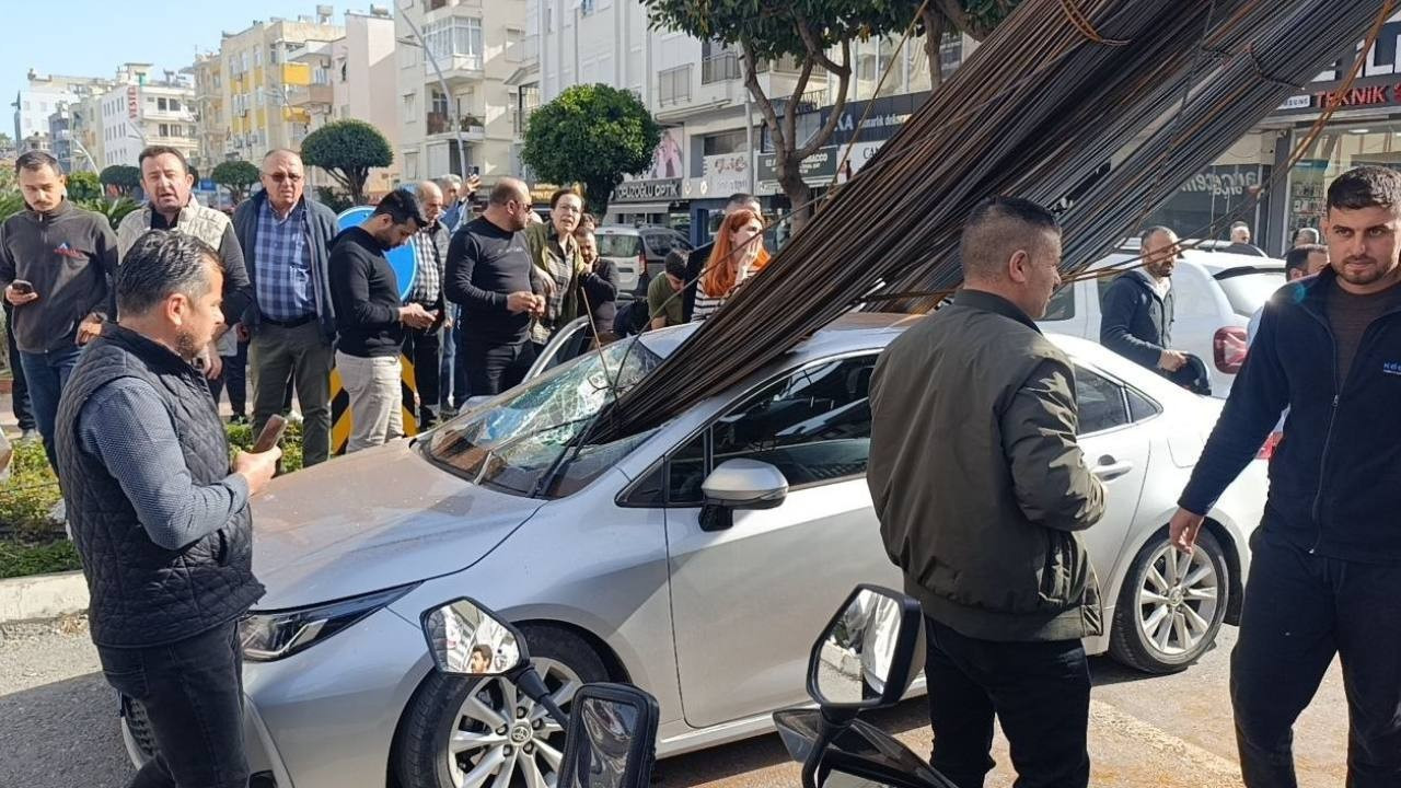 Kamyondaki inşaat demirleri seyir halindeki otomobile saplandı