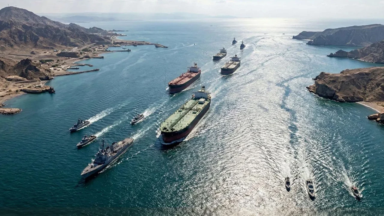 Hürmüz Boğazı'nda 2 ticaret gemisi vuruldu