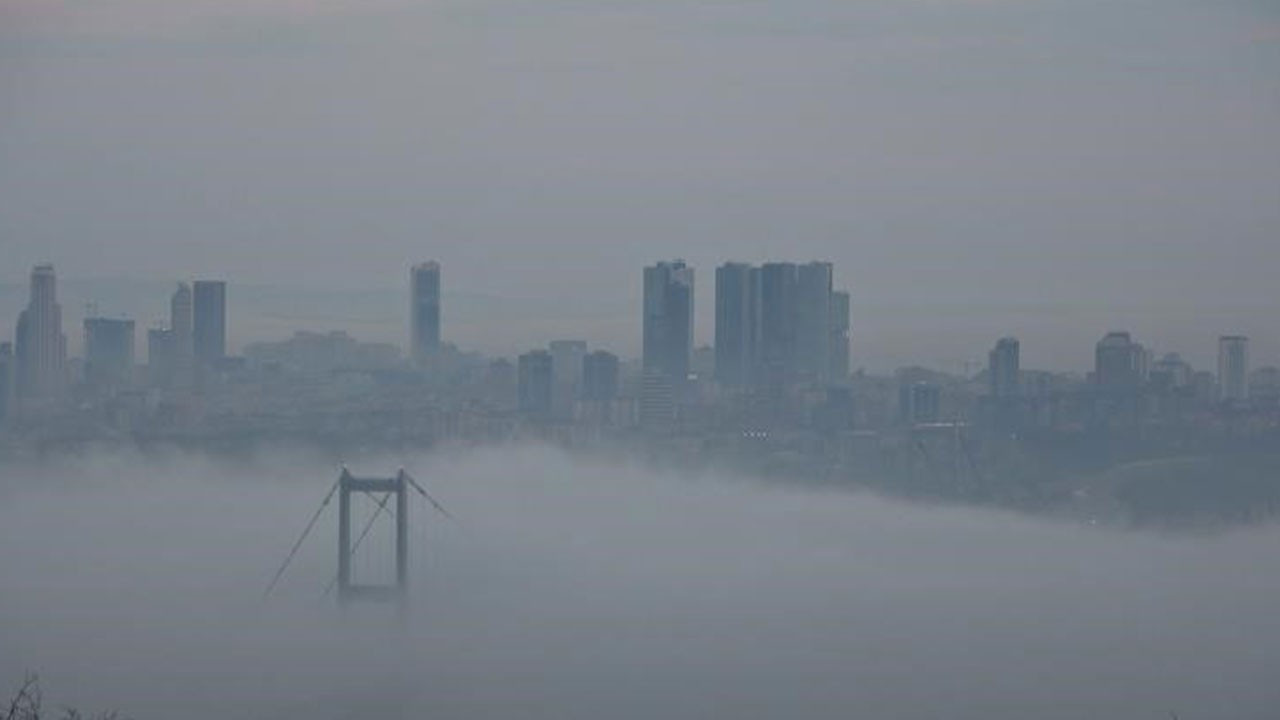 İstanbul'da yoğun sis: Boğaz hattı trafiğe kapatıldı