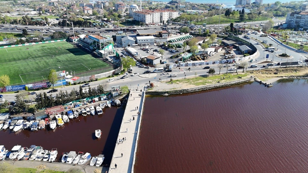 Küçükçekmece Gölü'nde tedirgin eden görüntü: Kırmızıya döndü