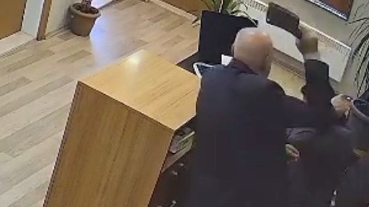 Belediyede korku filmi gibi anlar: Satırlı saldırı anı kamerada...