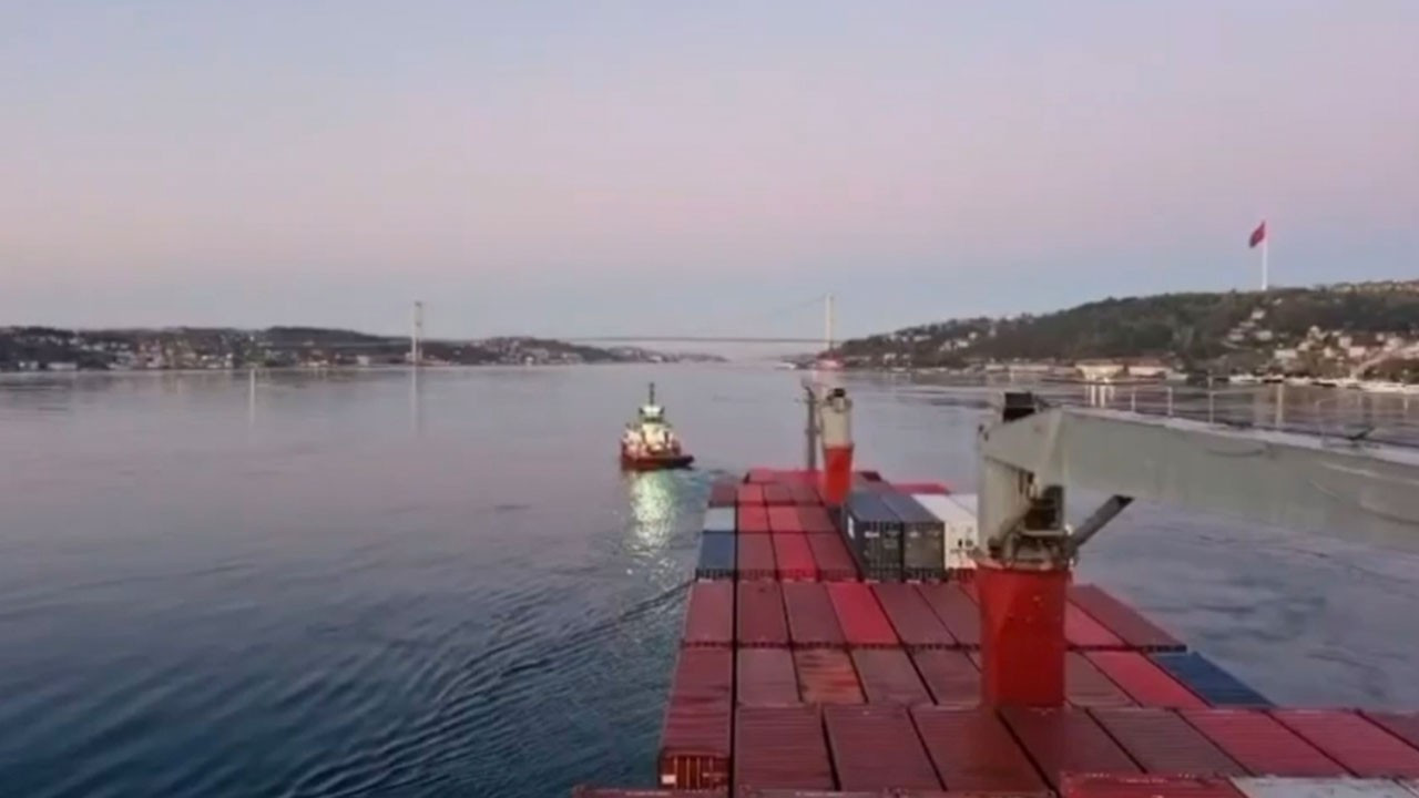 Boğaz’da korkutan anlar: Konteyner gemisi yalıya metreler kala karaya oturdu