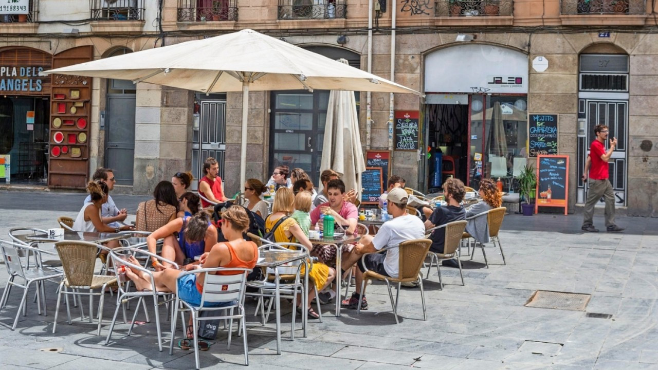 Masaları birleştirmek için minimum harcama şartı getiren kafeye tepki yağdı