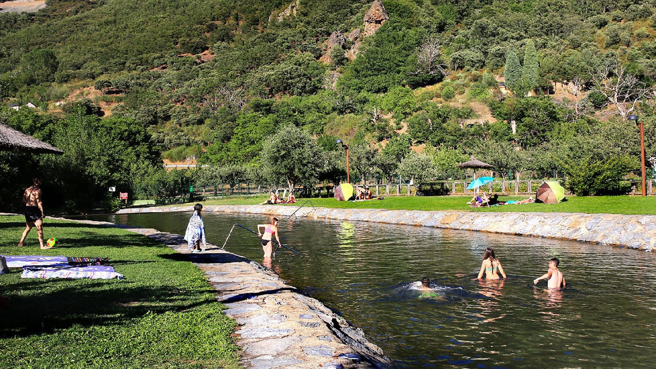 16 kişinin yaşadığı köyü yılda 25 bin turist ziyaret ediyor