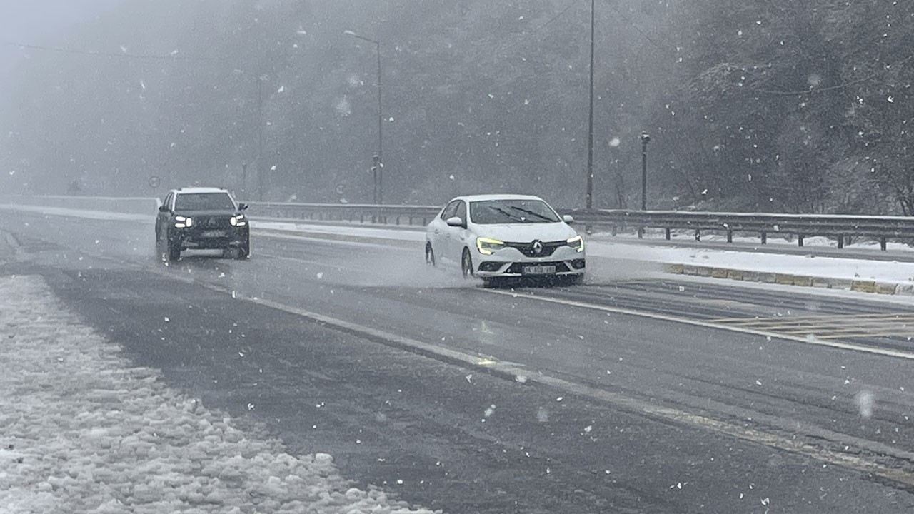 Bolu Dağı’nda mayıs ayında kar yağışı: Yollar beyaza büründü