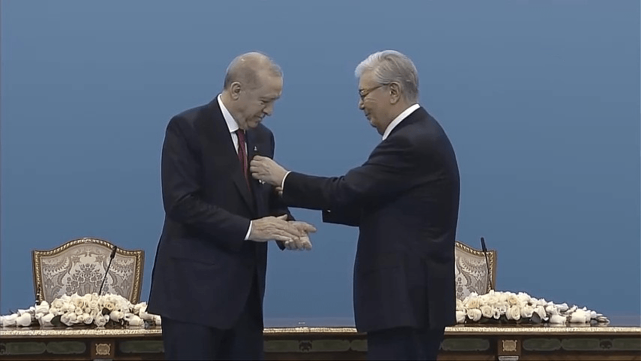 Cumhurbaşkanı Erdoğan 'Hoca Ahmet Yesevi Nişanı'nı alan ilk isim oldu