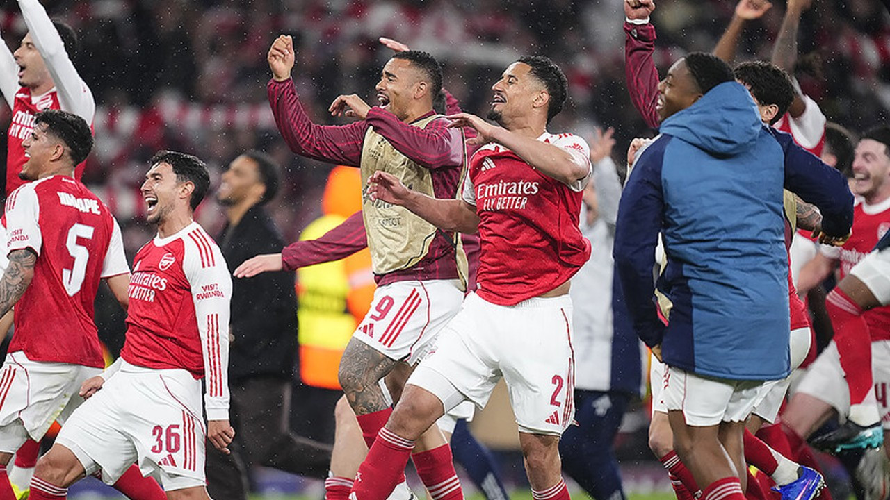Premier Lig'de şampiyon Arsenal