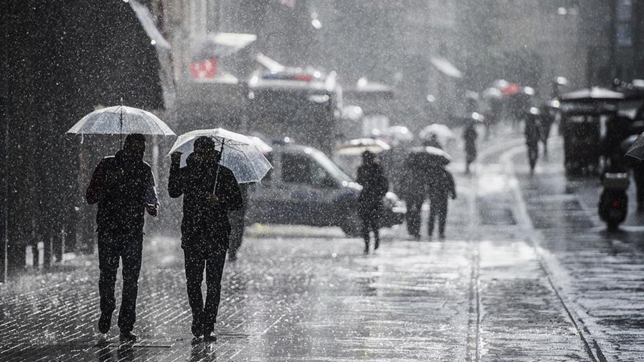 Sıcaklıklar mevsim normallerinin altına düşecek: Yurt genelinde sağanak yağış etkili