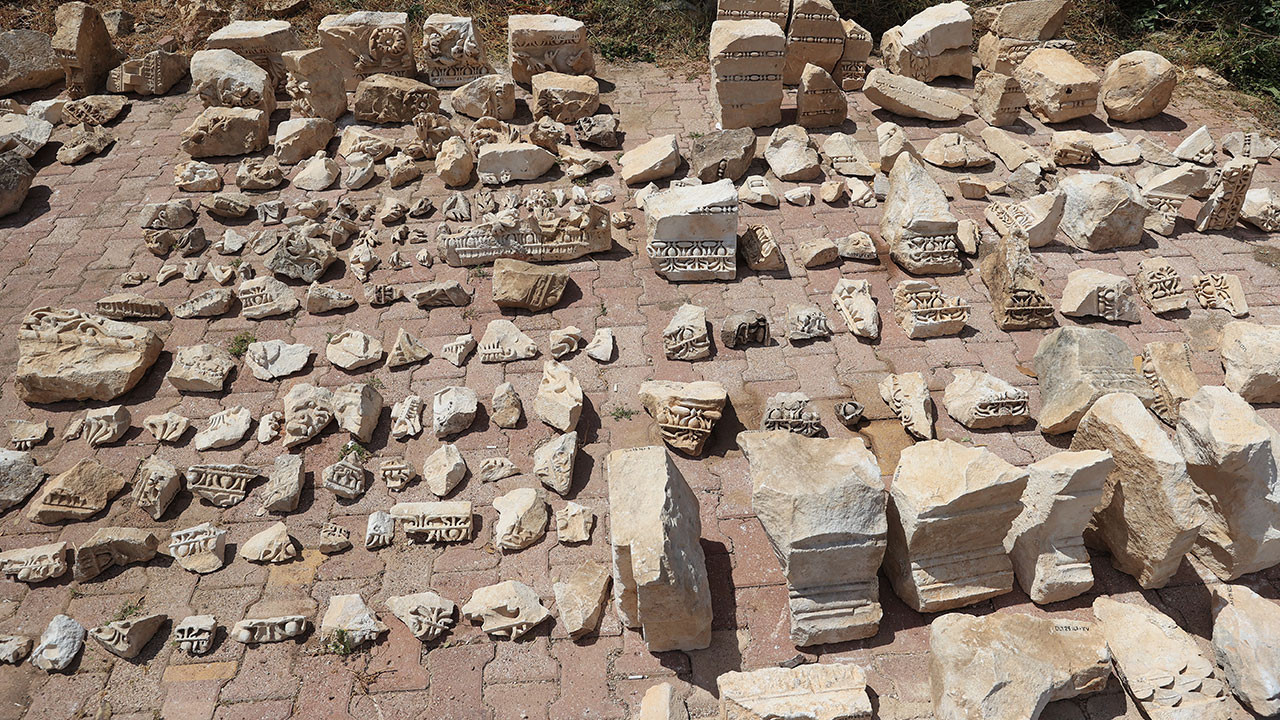 Olympos'ta anıtsal mezar ve içerisinde aristokrat bir kadına ait lahit bulundu