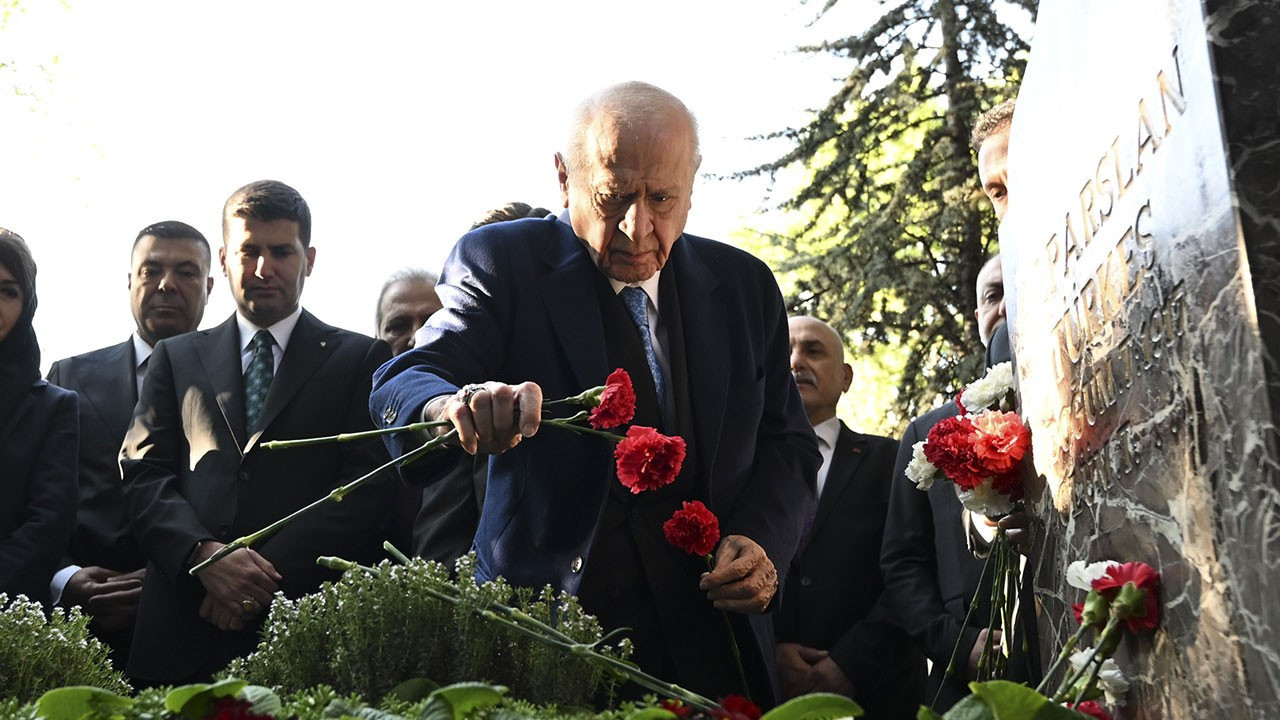 MHP Genel Başkanı Bahçeli, Alparslan Türkeş'in kabrini ziyaret etti