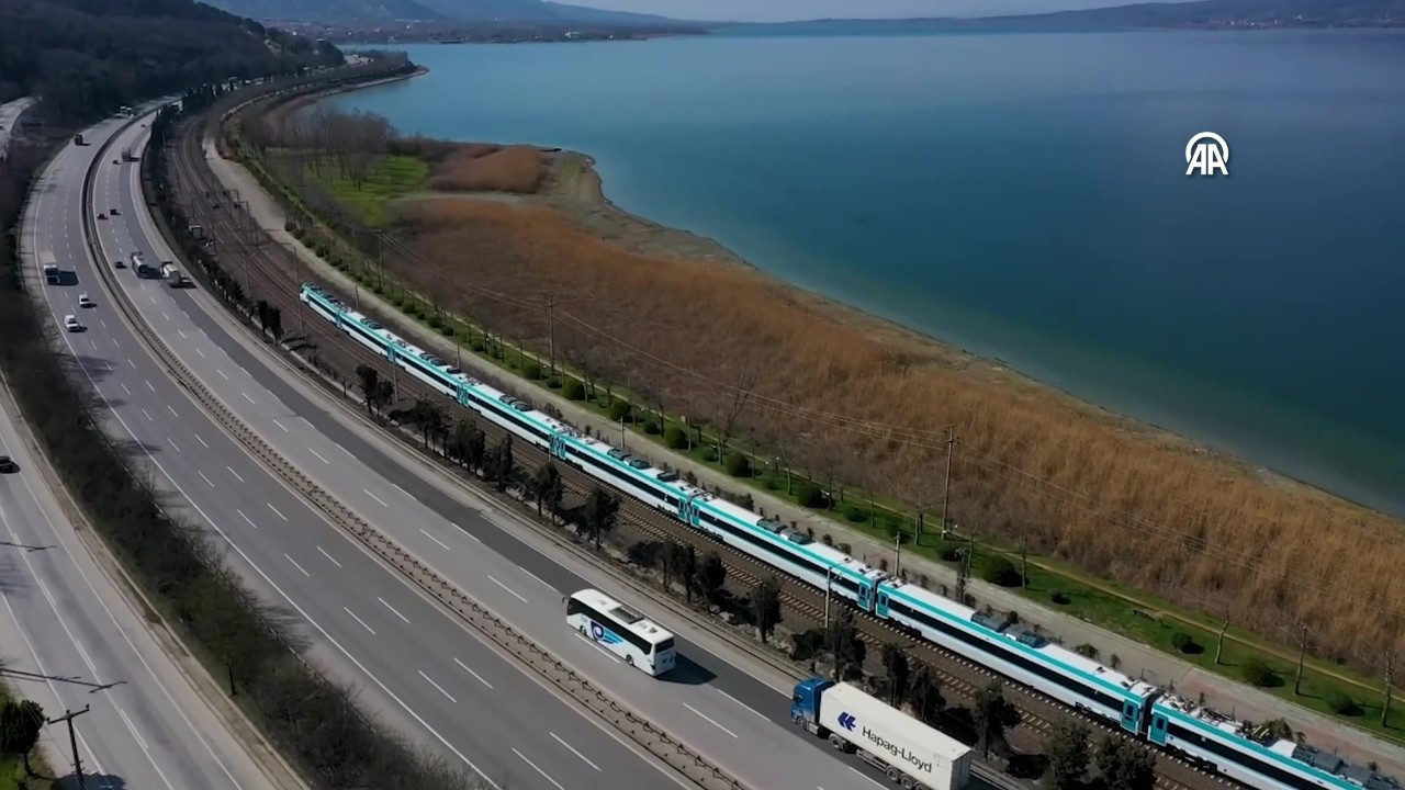Türkiye'nin ilk milli hızlı treni 240 km/s hıza ulaştı