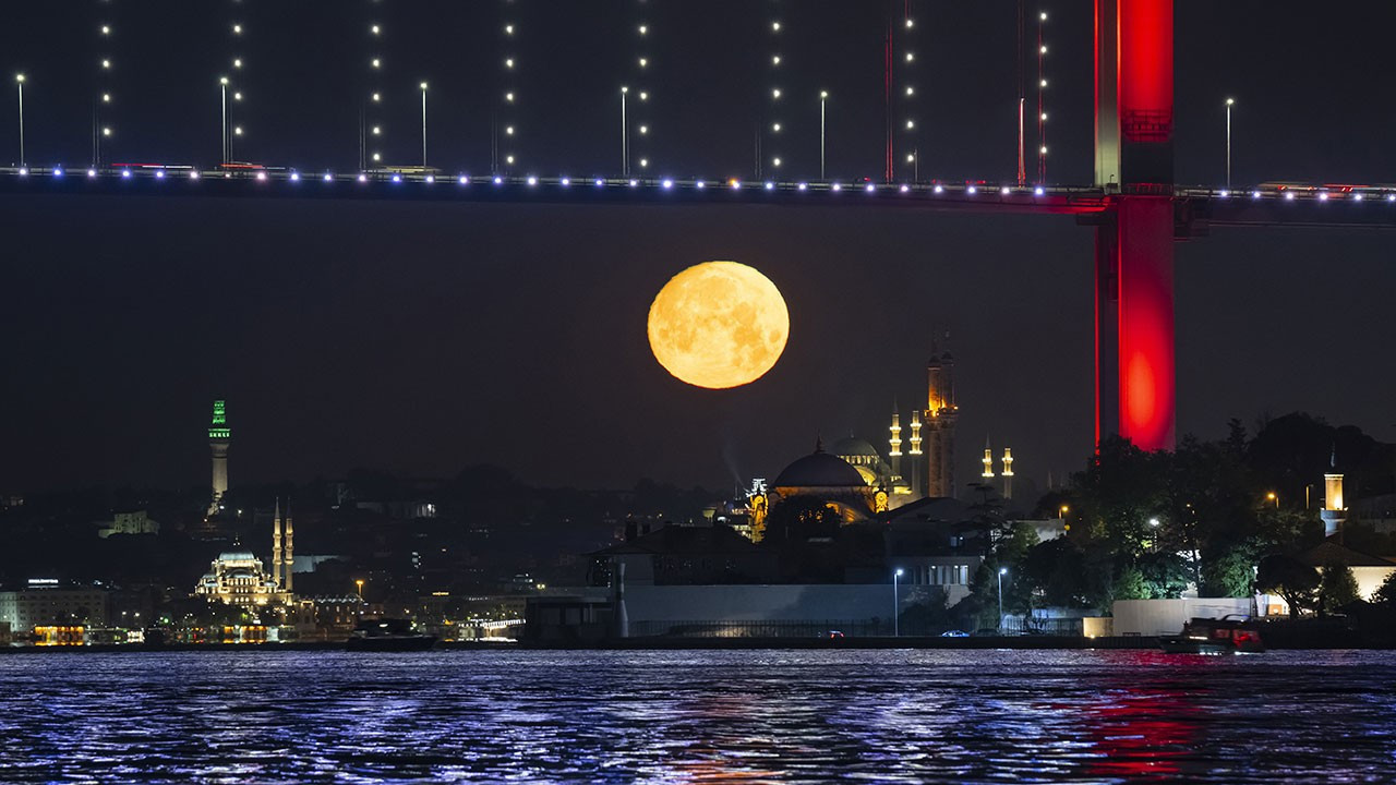 İstanbul'da dolunay ve tarihi siluet aynı karede buluştu