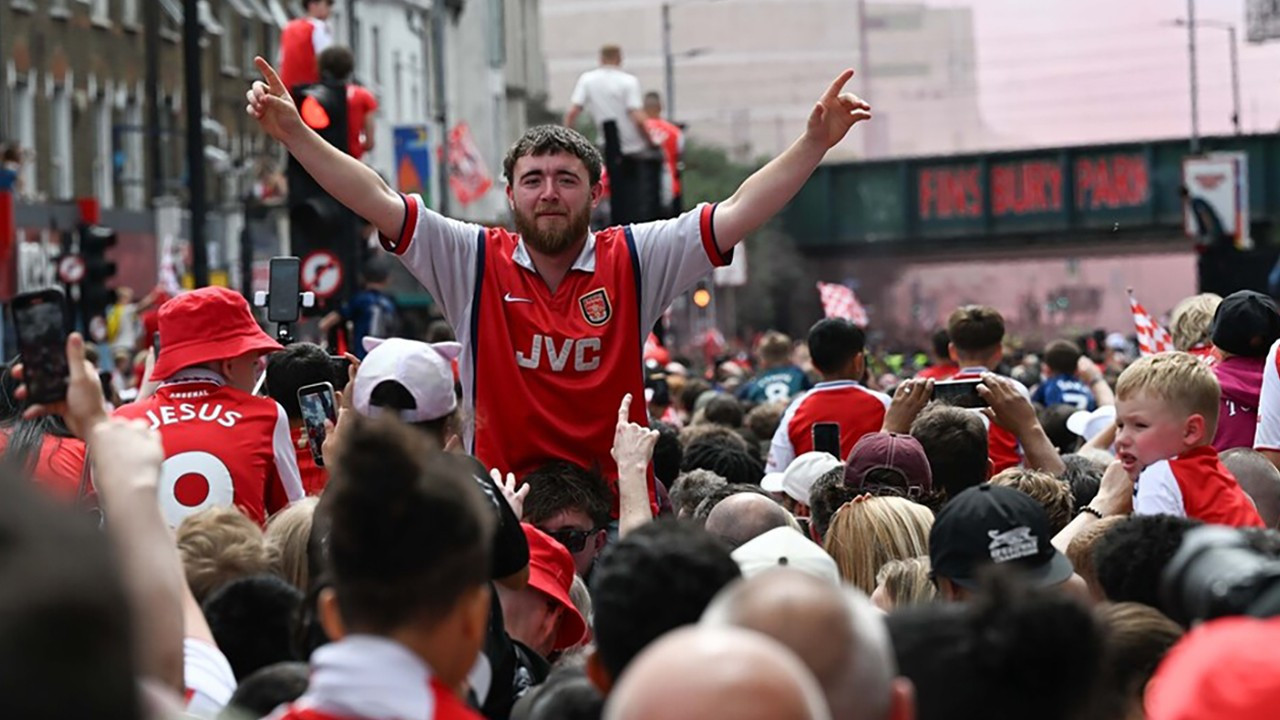 Arsenal, 22 yıl sonra gelen şampiyonluğu taraftarlarıyla kutladı