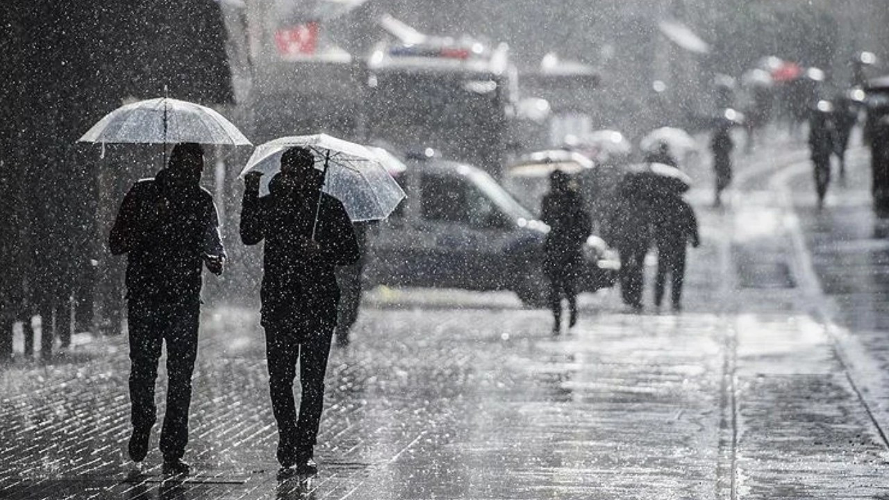 Sağanak yağışlar yurdu terk etmedi: Yağmurun etkili olacağı bölgeler...