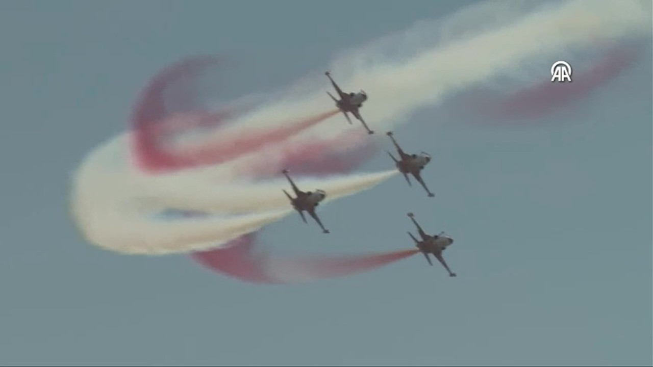 Türk Yıldızları'ndan Gençlik ve Havacılık Festivali'nde göst
