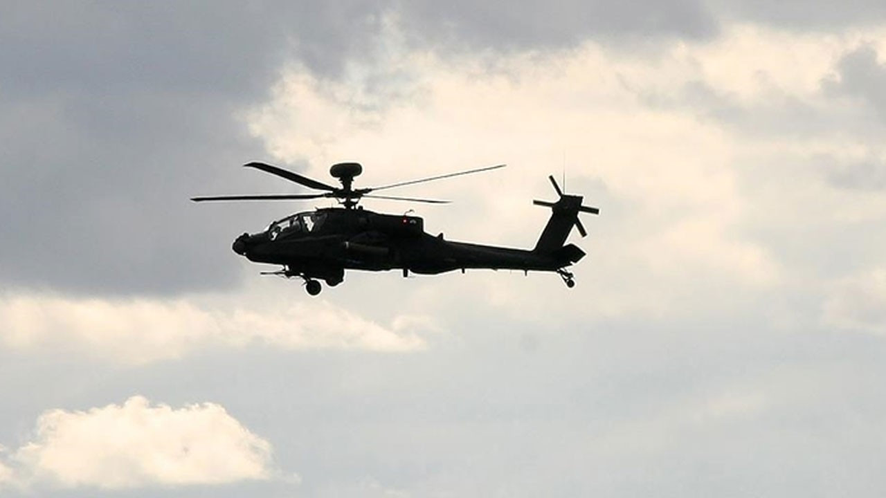 ABD ordusuna ait Apache tipi helikopter Hürmüz Boğazı yakınl